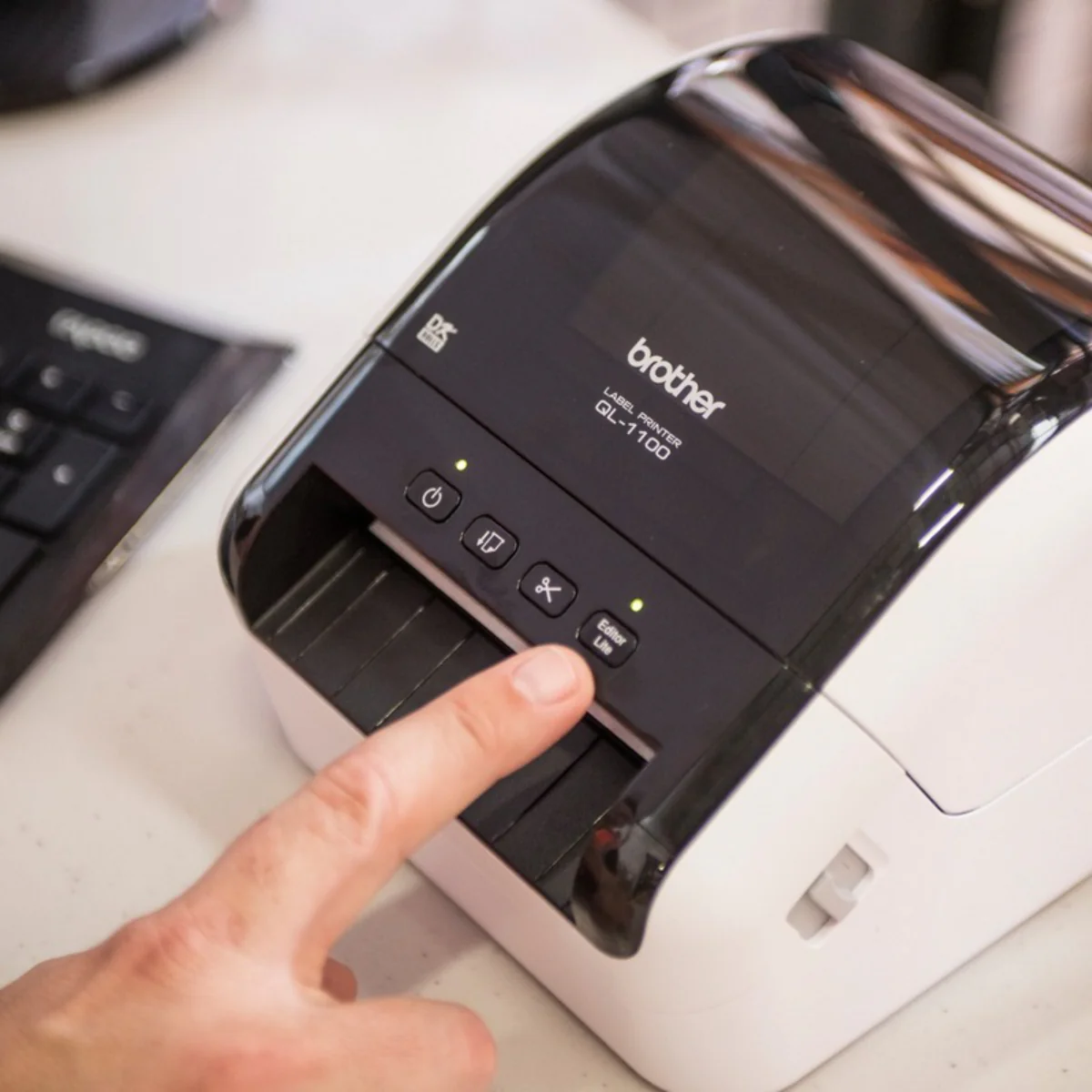 באנדל מדפסת מדבקות Brother QL-1100 + 3 גלילי מדבקה DK-22205 - Image 3
